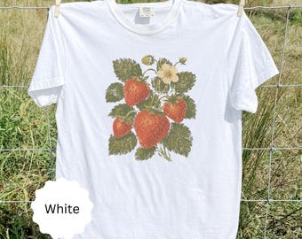 Maglietta vintage con fragole, maglietta retrò con piante di fragole e motivi botanici, maglietta con frutti di bosco in stile cottagecore, maglietta estiva con frutta e natura, regalo per giardinieri