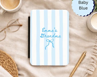 Custodia Kindle personalizzata Coquette Stripe, custodia Kindle personalizzata per la nonna, regalo per la nonna amante dei libri, regalo per la nonna appassionata di libri dal neonato