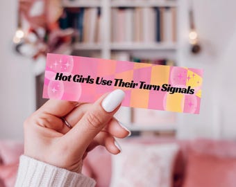 Adesivo per paraurti "Ragazze sexy che usano gli indicatori di direzione", estetica della generazione Z, adesivo divertente per auto, regalo umoristico per i millennial, decorazioni per auto Y2K