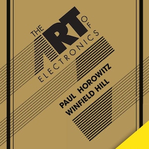 以下が含まれることがあります： 金色の背景に黒い文字が書かれた本の表紙。「The Art of Electronics」というタイトルが太字で表示されています。著者のPaul HorowitzとWinfield Hillの名前も表示されています。「Third Edition」を示す黄色のコーナーがあります。