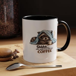 Mug Raton Laveur Rigolo | Raton Laveur Fatigué et Somnolent « Chut… Pas avant que j’aie bu mon café »