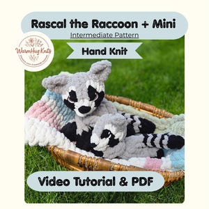 Könnte beinhalten: Handgestrickte Waschbär-Plüschtiere, eines groß und eines mini, in einem Weidenkorb auf einer bunten Decke. Das Bild enthält Text mit der Aufschrift "Rascal the Raccoon + Mini", "Intermediate Pattern", "Hand Knit" und "Video Tutorial & PDF".