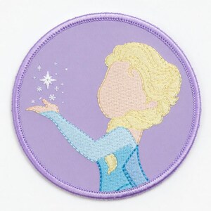 Op de afbeelding: Een set van drie keramische mokken met een gespikkelde, matte afwerking. De mokken zijn in cr&egrave;me, lichtgrijs en donkergrijs. Elke mok heeft een eenvoudig, minimalistisch ontwerp.