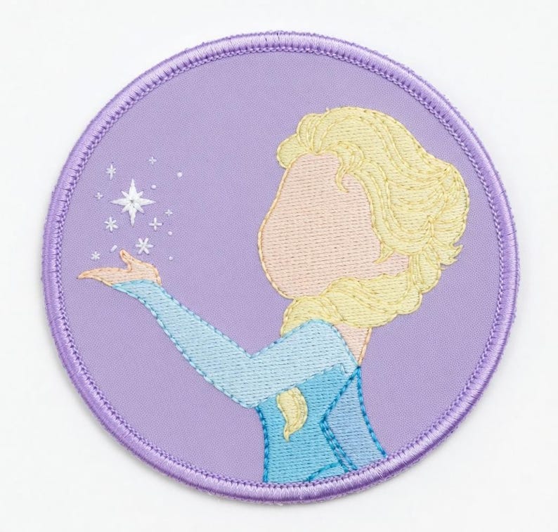 Op de afbeelding: Een set van drie keramische mokken met een gespikkelde, matte afwerking. De mokken zijn in cr&egrave;me, lichtgrijs en donkergrijs. Elke mok heeft een eenvoudig, minimalistisch ontwerp.