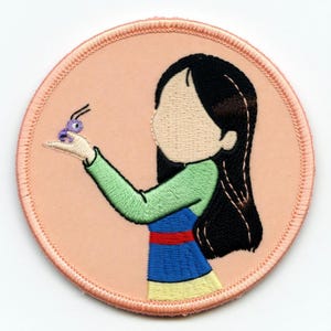 Op de afbeelding: Een witte keramische mok met een zwarte handgreep en de tekst "But First, Coffee" in een vette, zwarte letter. De mok is gevuld met een donkere vloeistof, waarschijnlijk koffie, en staat op een lichtgekleurd oppervlak.