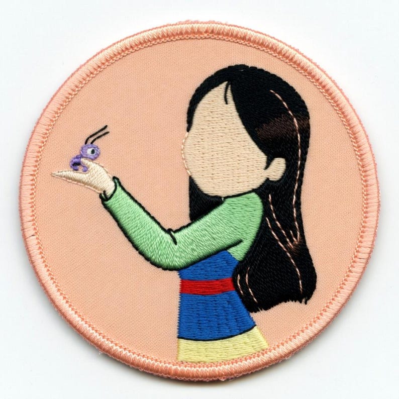 Op de afbeelding: Een witte keramische mok met een zwarte handgreep en de tekst "But First, Coffee" in een vette, zwarte letter. De mok is gevuld met een donkere vloeistof, waarschijnlijk koffie, en staat op een lichtgekleurd oppervlak.