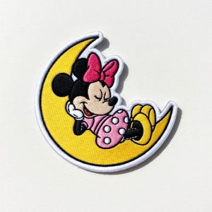 Op de afbeelding: Een witte keramische mok met een zwarte handgreep en de tekst "But First, Coffee" in een vetgedrukte, zwarte letter. De mok staat tegen een neutrale achtergrond, wat het eenvoudige ontwerp benadrukt.