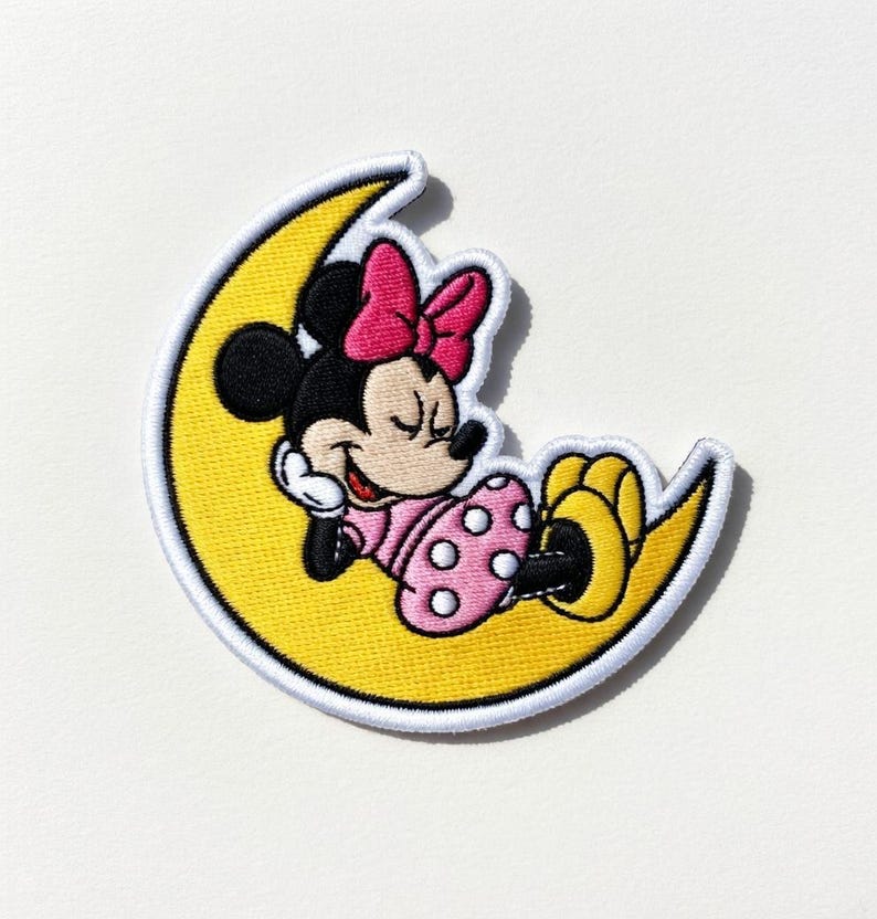 Op de afbeelding: Een witte keramische mok met een zwarte handgreep en de tekst "But First, Coffee" in een vetgedrukte, zwarte letter. De mok staat tegen een neutrale achtergrond, wat het eenvoudige ontwerp benadrukt.