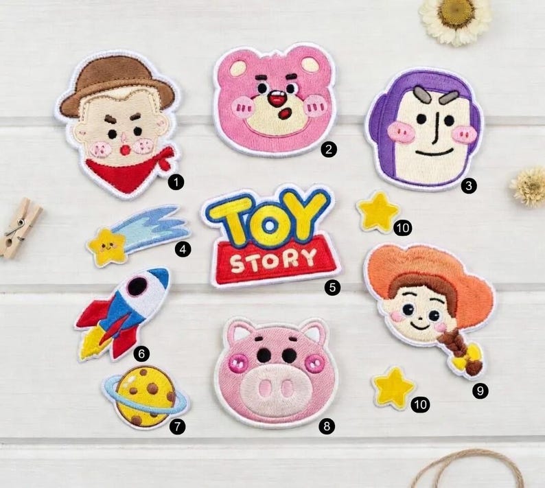 Puede incluir: Una colecci&oacute;n de parches bordados con personajes y elementos de la pel&iacute;cula "Toy Story". Incluye parches de Woody, Buzz Lightyear, Jessie, Lotso, Hamm y el logotipo de "Toy Story", junto con un cohete, un planeta y estrellas.