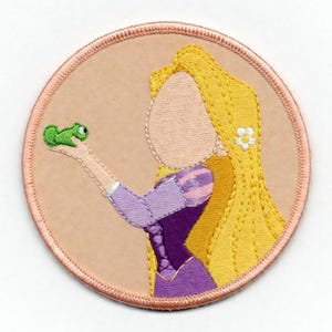 Op de afbeelding: Een witte keramische mok met een zwart handvat en de tekst "But first, coffee" in een zwarte, handgeschreven lettertype. De mok staat op een wit oppervlak.