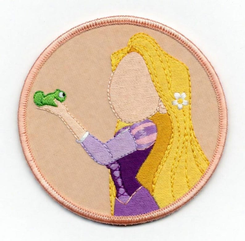 Op de afbeelding: Een witte keramische mok met een zwart handvat en de tekst "But first, coffee" in een zwarte, handgeschreven lettertype. De mok staat op een wit oppervlak.