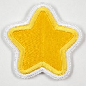 Puede incluir: Una taza de cer&aacute;mica blanca con un asa negra y el texto "But first, coffee" en un estilo manuscrito. La taza est&aacute; sobre una superficie blanca. La taza mide 10 cm de alto.