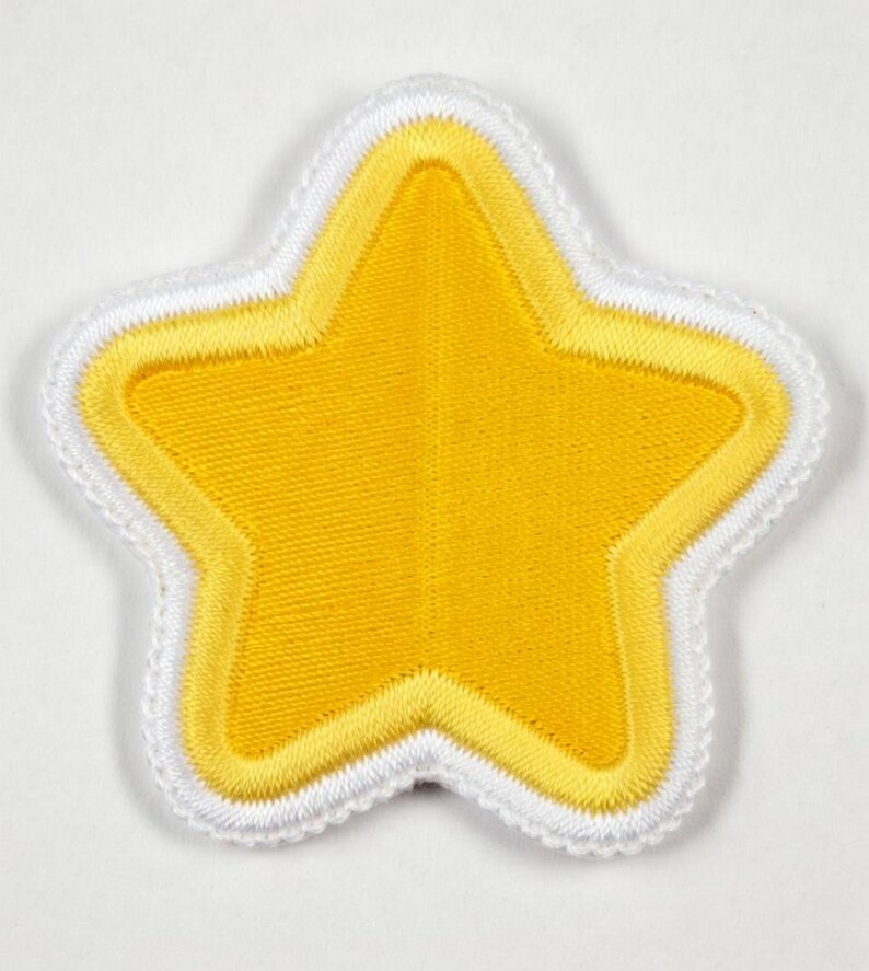 Puede incluir: Una taza de cer&aacute;mica blanca con un asa negra y el texto "But first, coffee" en un estilo manuscrito. La taza est&aacute; sobre una superficie blanca. La taza mide 10 cm de alto.