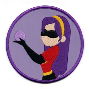 Op de afbeelding: Een set van drie keramische mokken met een gespikkelde, matte afwerking. De mokken zijn in cr&egrave;me, lichtgrijs en donkergrijs. Elke mok heeft een eenvoudig, modern ontwerp en een afgeronde handgreep.