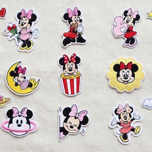 Op de afbeelding: Een witte keramische mok met een zwart handvat en de tekst "But First, Coffee" in een zwarte, vette letter. De mok staat op een wit oppervlak.