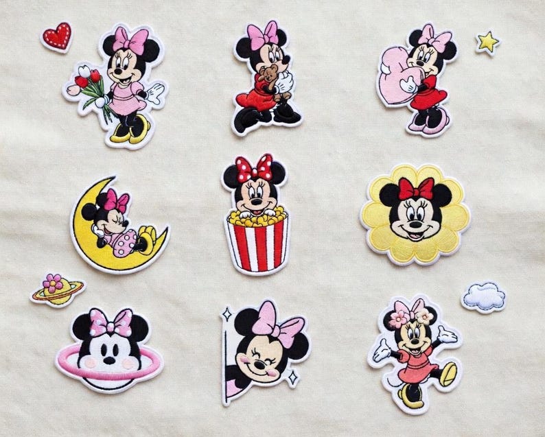 Op de afbeelding: Een witte keramische mok met een zwart handvat en de tekst "But First, Coffee" in een zwarte, vette letter. De mok staat op een wit oppervlak.