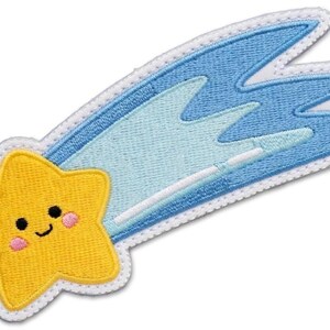 Puede incluir: Parche bordado con una estrella amarilla sonriente con mejillas rosadas, que sigue un cometa azul. El cometa tiene detalles en azul claro y blanco, todo delineado con costuras blancas. Un dise&ntilde;o lindo y caprichoso.