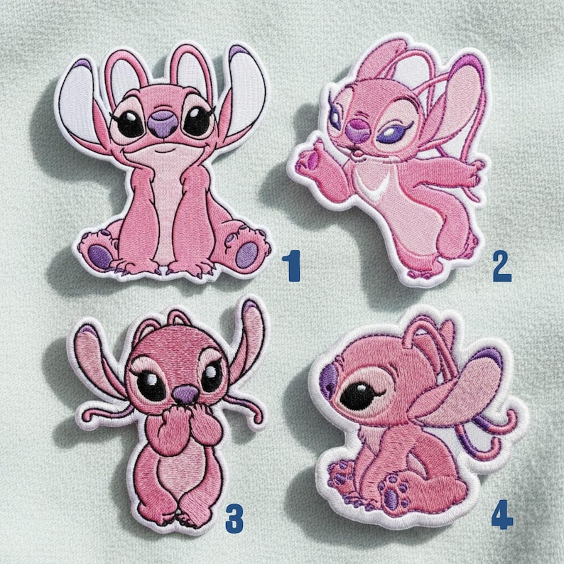 Puede incluir: Cuatro parches rosas bordados con el personaje Angel de Lilo & Stitch. Cada parche tiene un borde blanco y representa a Angel en diferentes poses. Los parches est&aacute;n numerados del 1 al 4.