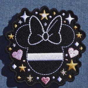 Puede incluir: Un letrero de madera r&uacute;stico con el texto "Welcome to our home" en un estilo manuscrito. El letrero presenta un acabado envejecido y un dise&ntilde;o simple y acogedor, ideal para un porche o entrada.