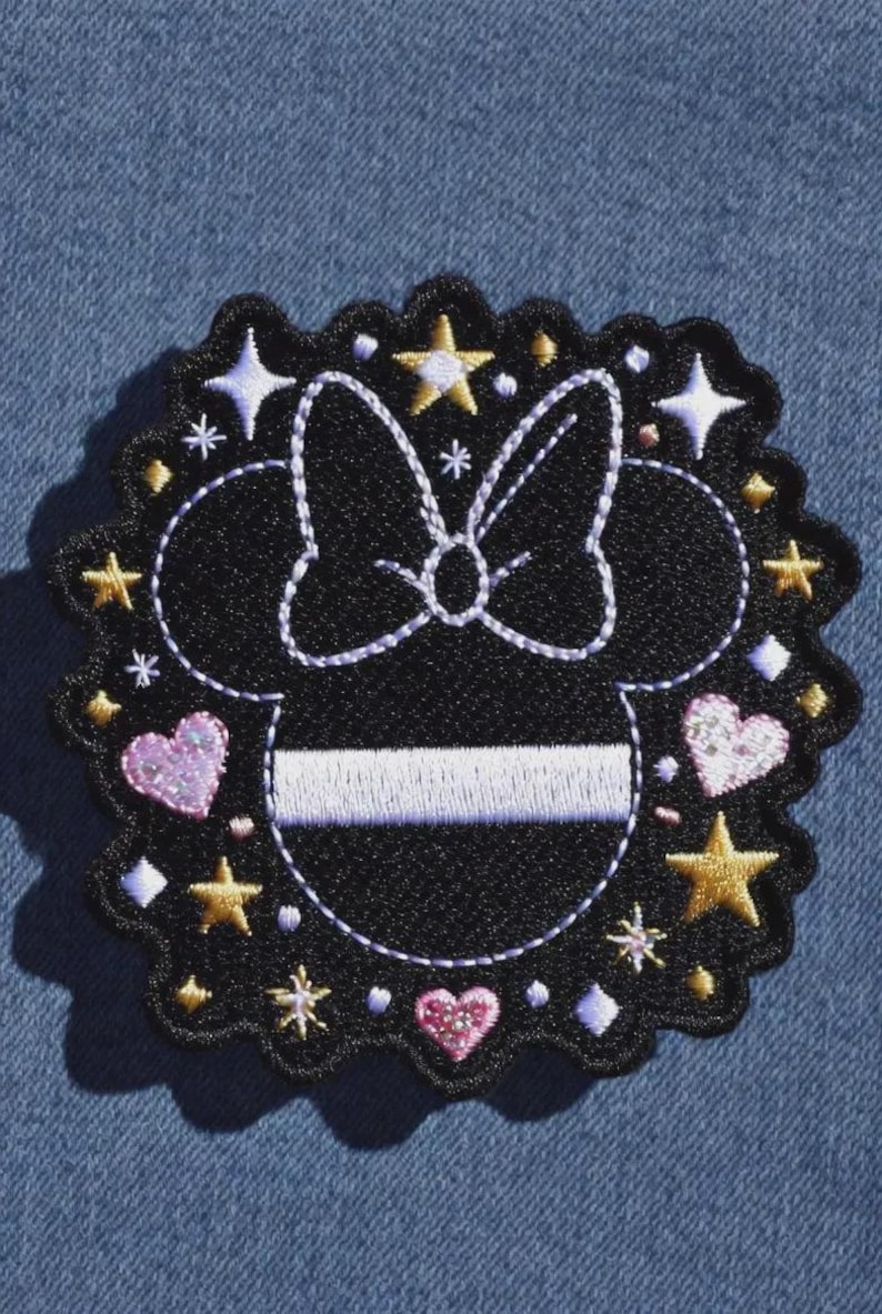 Puede incluir: Un letrero de madera r&uacute;stico con el texto "Welcome to our home" en un estilo manuscrito. El letrero presenta un acabado envejecido y un dise&ntilde;o simple y acogedor, ideal para un porche o entrada.