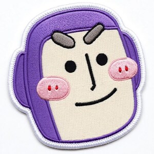 Puede incluir: Una taza de cer&aacute;mica blanca con un asa negra y el texto "But First, Coffee" en negrita negra. La taza est&aacute; sobre un fondo borroso. La taza mide aproximadamente 10 cm de altura.