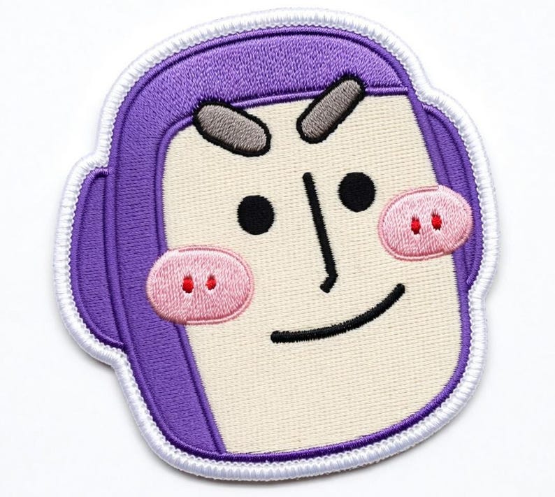 Puede incluir: Una taza de cer&aacute;mica blanca con un asa negra y el texto "But First, Coffee" en negrita negra. La taza est&aacute; sobre un fondo borroso. La taza mide aproximadamente 10 cm de altura.