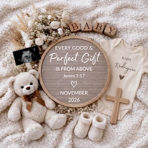 Può includere: Annuncio di gravidanza dai toni neutri con un orsacchiotto, un'ecografia, una lavagna con lettere, vestiti per bambini e una croce di legno. La lavagna recita "EVERY GOOD & Perfect Gift IS FROM ABOVE James 1:17 NOVEMBER 2026". Un body dice "BABY Rodriguez".