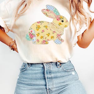 Peut inclure: Ensemble de trois mugs en céramique avec une finition mate et mouchetée. Les tasses sont de couleur crème, gris clair et gris foncé. Chaque mug a un design simple et moderne avec une anse arrondie.