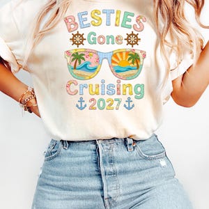 Peut inclure: Une tasse en céramique blanche avec une anse noire et l'inscription "But First, Coffee" en noir, dans une police manuscrite. La tasse est posée sur une surface blanche.