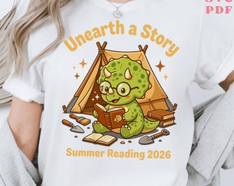 Gräv upp en berättelse Sommarläsning 2026 PNG SVG PDF Dino Camp Bokälskare Sommarläsning Bibliotek Personal Utrustning Berättelse Sommarläsningsutmaning Konst