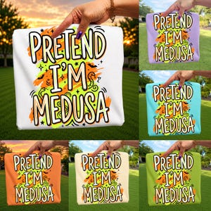 Peut inclure: Une collection de six t-shirts en blanc, violet clair, bleu clair, orange, crème et vert clair. Chaque t-shirt présente un imprimé graphique avec le texte "PRETEND I'M MEDUSA" en jaune, entouré de coups de pinceau orange et verts et de serpents.