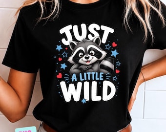 Immagine PNG di un piccolo procione selvatico, design per sublimazione con animali carini, grafica divertente per magliette per bambini, download digitale per bambini piccoli con scritta "Wild Child"
