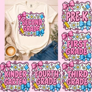Peut inclure: Un t-shirt couleur crème avec un motif graphique portant le texte SECOND GRADE en lettres roses. Le design comprend un crayon jaune, une gomme bleue, un nœud rose, un nœud bleu et des marguerites blanches sur un fond de papier ligné.