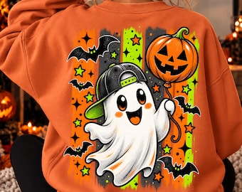 Può includere: Una felpa arancione con una stampa sul retro raffigurante un fantasma bianco con un berretto da baseball nero e verde. Il fantasma tiene in mano un palloncino a forma di zucca arancione. Lo sfondo presenta pipistrelli neri, stelle verdi e strisce.