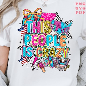 Peut inclure: T-shirt blanc avec un motif graphique coloré. Le motif comprend le texte "THIS PEOPLE IS CRAZY", des étoiles, une carte des États-Unis, un mégaphone et un aigle, le tout dans des couleurs vives.
