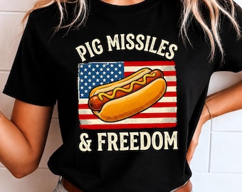 Missili di maiale e libertà PNG, design divertente per sublimazione del 4 luglio, grafica per maglietta con hot dog e bandiera americana, download digitale patriottico per barbecue