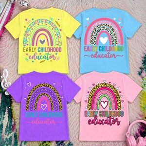 Peut inclure: Quatre t-shirts colorés avec des motifs arc-en-ciel et le texte "EARLY CHILDHOOD educator". Les chemises sont jaunes, bleues, violettes et roses. Chaque chemise présente un arc-en-ciel avec un cœur et des éléments décoratifs.