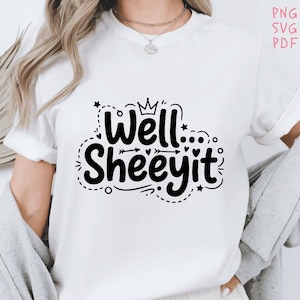 Può includere: T-shirt bianca con la scritta nera "Well Sheeeyit". Il design include una corona, stelle e linee decorative. Un capo casual.