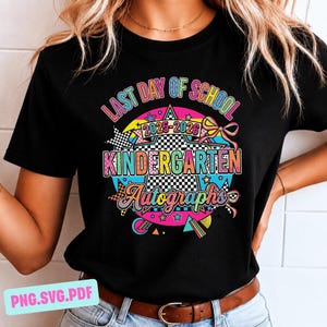 Peut inclure: T-shirt noir avec un motif graphique coloré. Le motif comprend le texte "LAST DAY OF SCHOOL" et "KINDERGARTEN AUTOGRAPHS" avec l'année 2025-2026. Le motif présente des étoiles, un motif à carreaux et un dégradé arc-en-ciel.