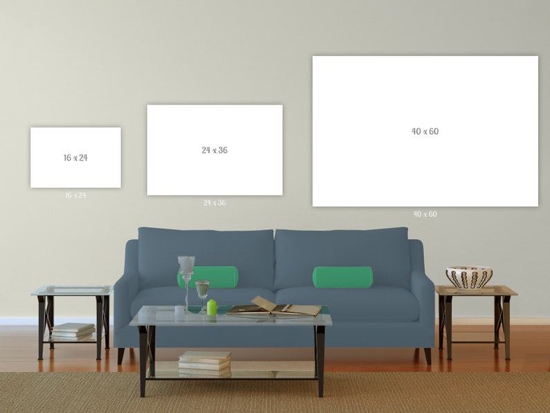 K&ouml;nnte beinhalten: Wohnzimmerszene mit blauem Sofa, gr&uuml;nen Kissen und Glastischen. Drei leere Leinw&auml;nde an der Wand, mit den Ma&szlig;en 40,6 x 61 cm, 61 x 91,4 cm und 101,6 x 152,4 cm. Ein Teppich bedeckt den Boden.