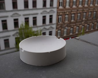 Weißer runder Gips Aschenbecher - modernes industrial Design Beton Ascher - Geschenk für Raucher als Zigarettenzubehör und Dekoration