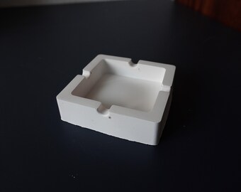 Biała popielniczka gipsowa - kwadratowa popielniczka prezentowa w industrialnym, rustykalnym stylu jako dekoracja dla palaczy w domu