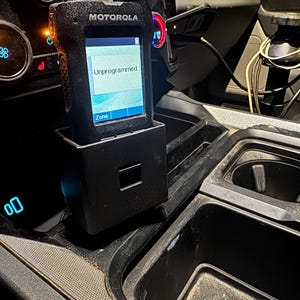 Puede incluir: Un juego de tres cuencos de cerámica anidados con un esmalte blanco moteado. Los cuencos varían en tamaño, con el más grande midiendo aproximadamente 15 cm de diámetro. Cada cuenco tiene una forma redondeada y un diseño simple y minimalista.