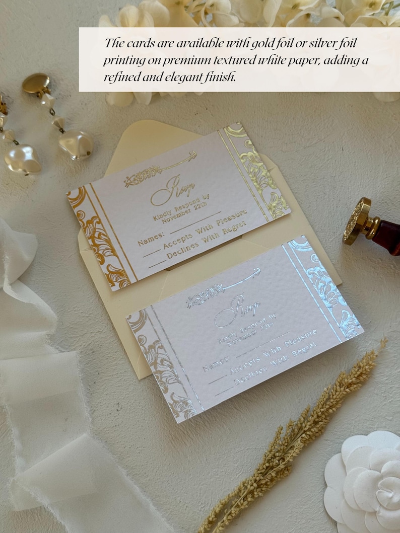 Pu&ograve; includere: Due biglietti d'invito con stampa in lamina d'oro e argento su carta bianca strutturata. I biglietti sono in una busta con un motivo floreale. Il testo sui biglietti recita "Kindly Respond by November 22nd".