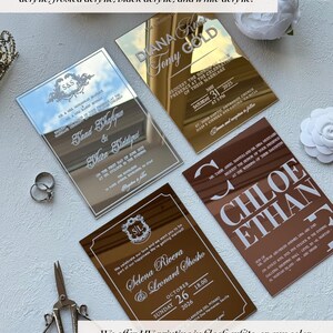 Puede incluir: Invitaciones de boda de acr&iacute;lico en oro, oro rosa y transparente. Las invitaciones muestran texto impreso con nombres, fechas y detalles del evento. Tambi&eacute;n se ven tijeras y anillos. El texto menciona opciones de impresi&oacute;n UV.