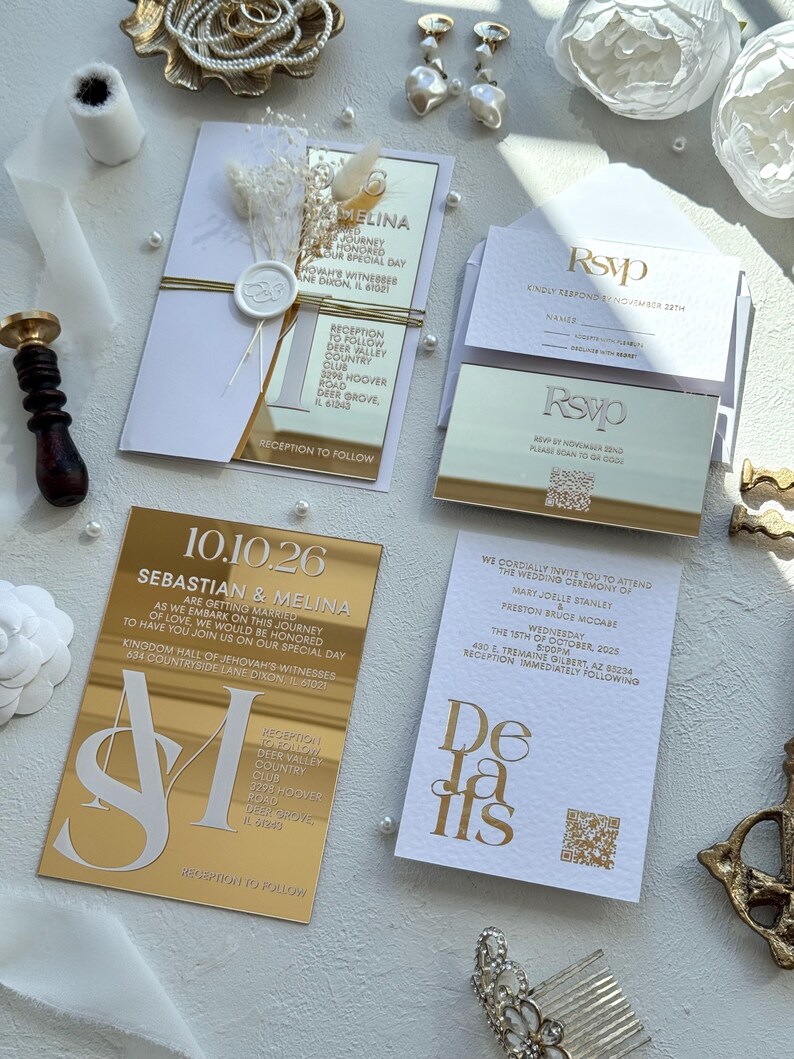 Puede incluir: Elegante conjunto de invitaciones de boda con papeler&iacute;a dorada y blanca. Incluye tarjetas de invitaci&oacute;n, tarjetas de confirmaci&oacute;n de asistencia y tarjetas de detalles. Las invitaciones tienen detalles dorados espejados y adornos florales y de perlas.