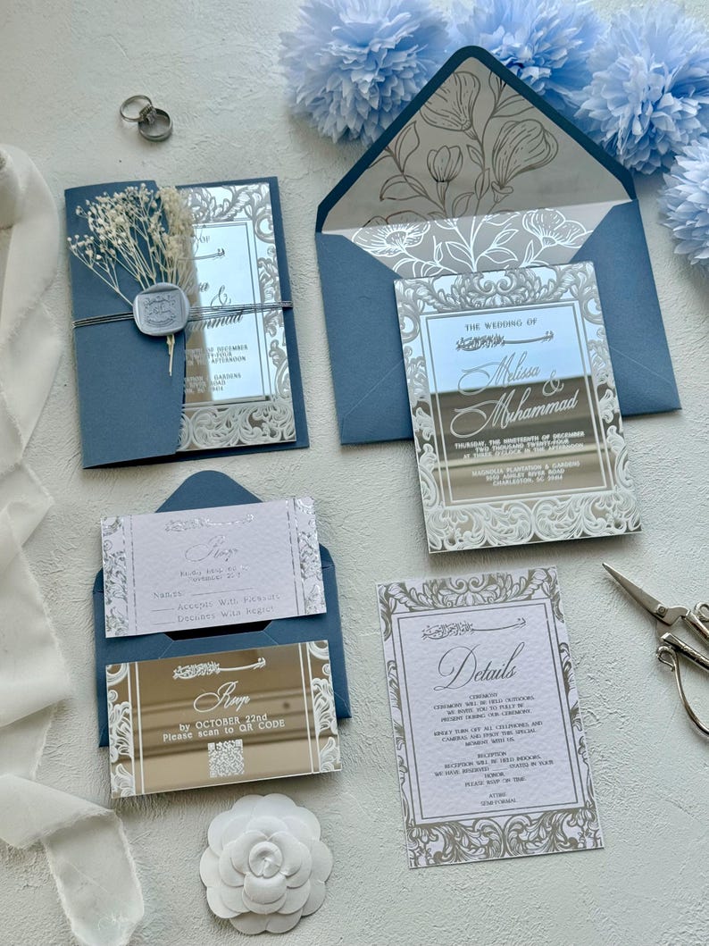 Pu&ograve; includere: Elegante suite di inviti di nozze nei toni del blu e dell'argento. Include biglietti d'invito, biglietti RSVP e biglietti di dettaglio. Gli inviti presentano disegni floreali ornati e il testo "The Wedding of Melissa & Mohammad".