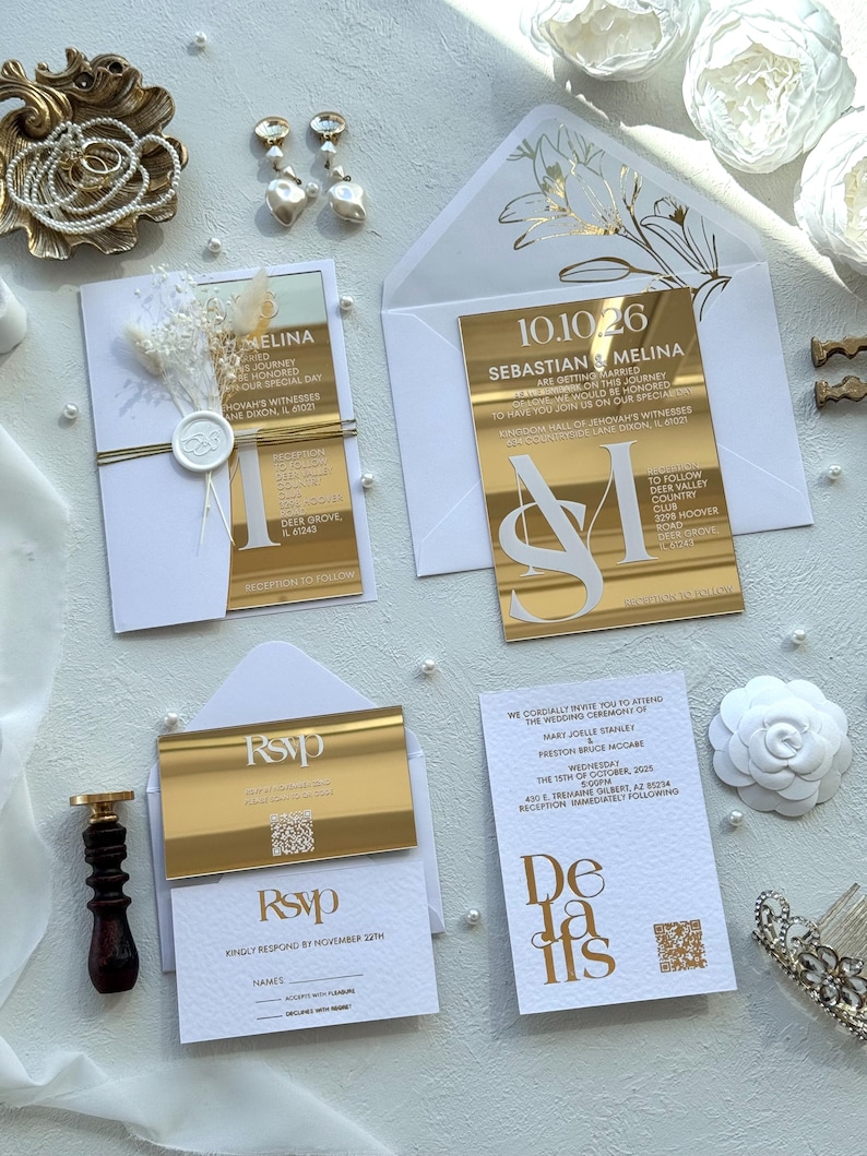 Puede incluir: Conjunto de invitaciones de boda elegantes con detalles dorados en tarjetas blancas. Incluye invitaci&oacute;n, tarjeta de confirmaci&oacute;n y tarjetas de detalles, junto con elementos decorativos. La invitaci&oacute;n incluye la fecha 10.10.26.