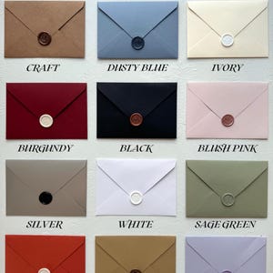 Puede incluir: Una colecci&oacute;n de doce sobres en varios colores, incluyendo craft, azul polvoriento, marfil, borgo&ntilde;a, negro, rosa rubor, plata, blanco, verde salvia, naranja quemado, mostaza y lila. Cada sobre est&aacute; sellado con un sello de cera. El texto "ENVELOPE COLORS" est&aacute; en la parte superior.