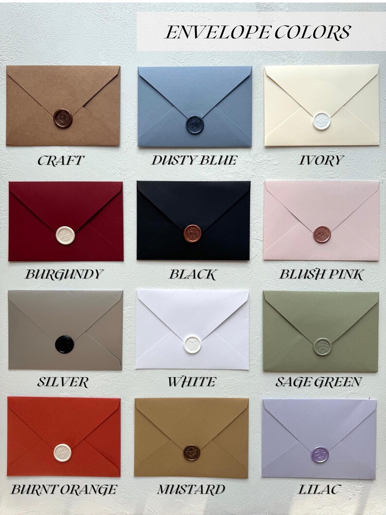 Puede incluir: Una colecci&oacute;n de doce sobres en varios colores, incluyendo craft, azul polvoriento, marfil, borgo&ntilde;a, negro, rosa rubor, plata, blanco, verde salvia, naranja quemado, mostaza y lila. Cada sobre est&aacute; sellado con un sello de cera. El texto "ENVELOPE COLORS" est&aacute; en la parte superior.
